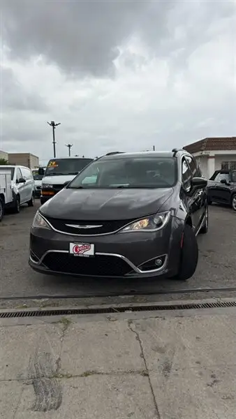 2017 Chrysler Pacifica Touring L photo 1