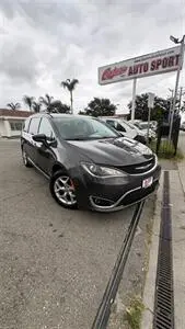 2017 Chrysler Pacifica Touring L photo 4