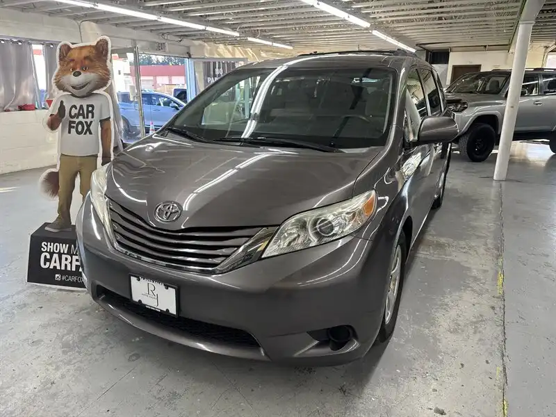 2015 Toyota Sienna LE 8-Passenger 27 SERVICE RECORDS 1 OWNER Minivan's photo