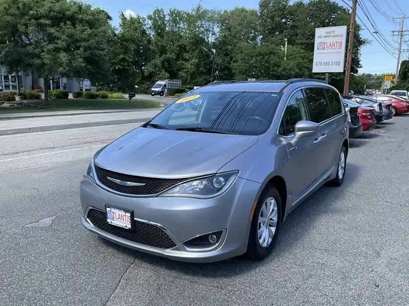 2017 Chrysler Pacifica Touring-L's photo