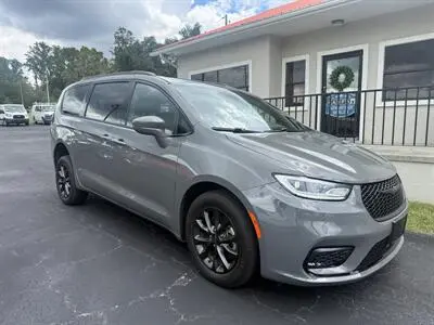 2022 Chrysler Pacifica Touring photo 3