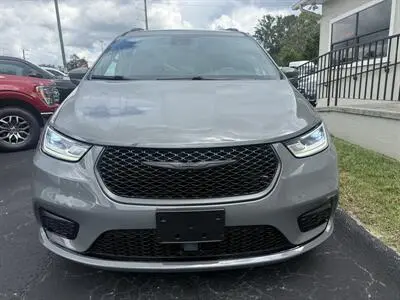 2022 Chrysler Pacifica Touring photo 4