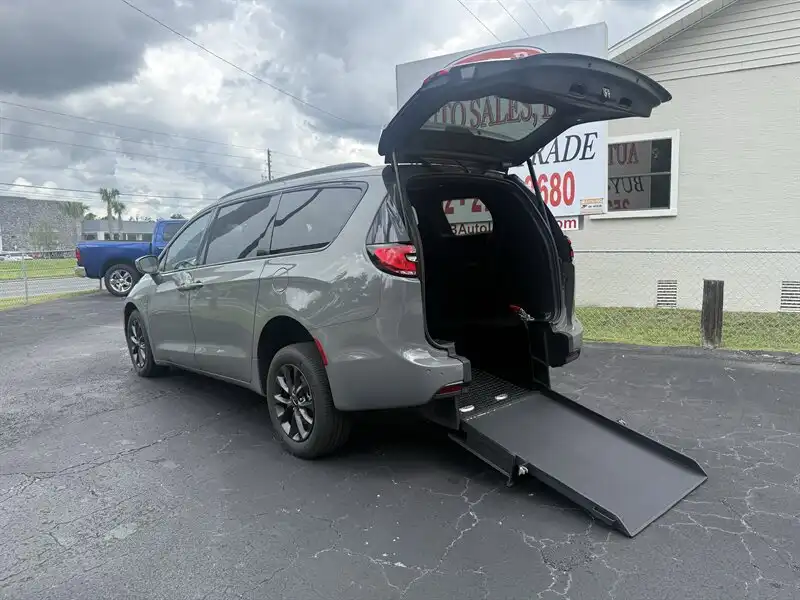 2022 Chrysler Pacifica Touring's photo