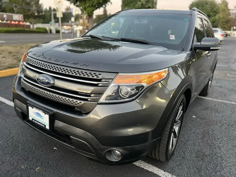 2015 Ford Explorer XLT photo 1