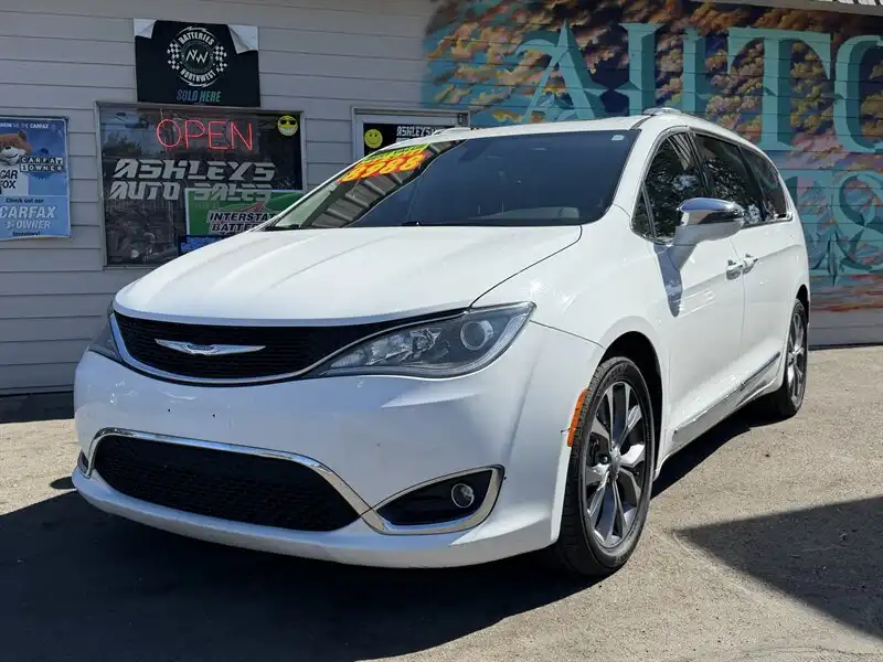 2017 Chrysler Pacifica Limited's photo