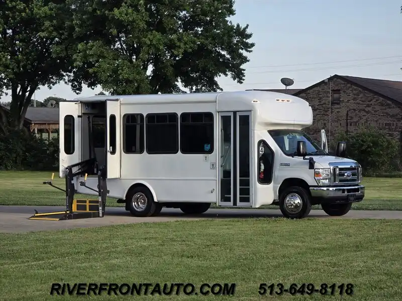 2017 Ford E-Series DRW E-450 Super Duty 176 in WB's photo