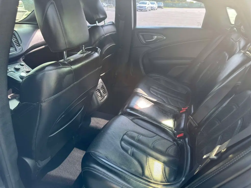 2016 Chrysler 200 S AWD photo 5