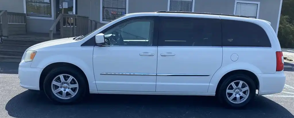 2011 Chrysler Town & Country Touring's photo