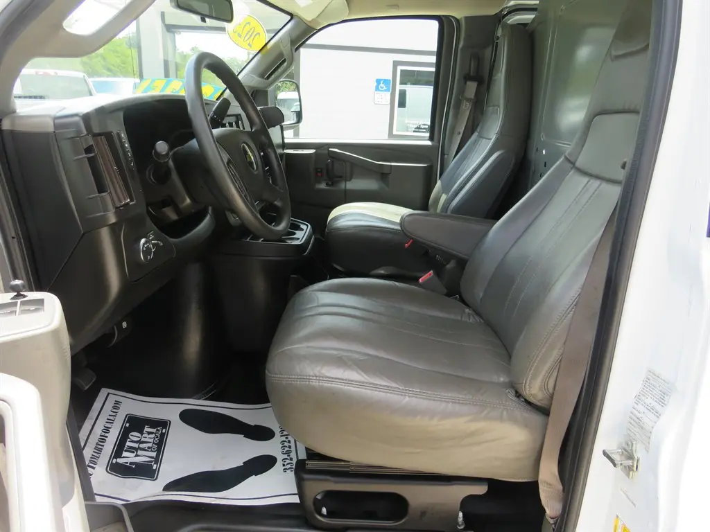 2023 Chevrolet Express 2500 Work Van HD photo 4
