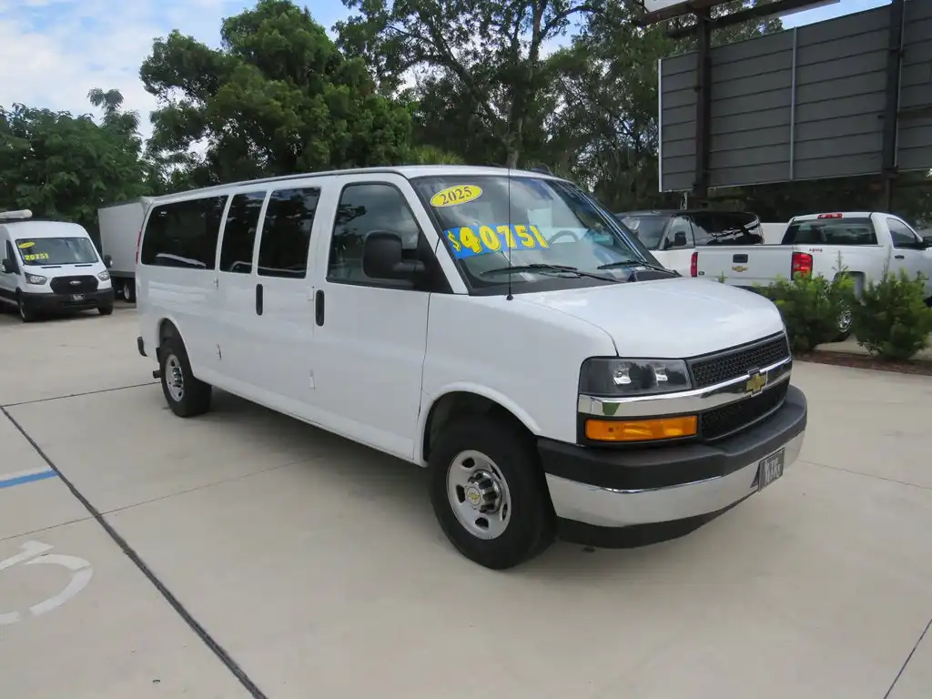 2025 Chevrolet Express LT 3500 Extended's photo