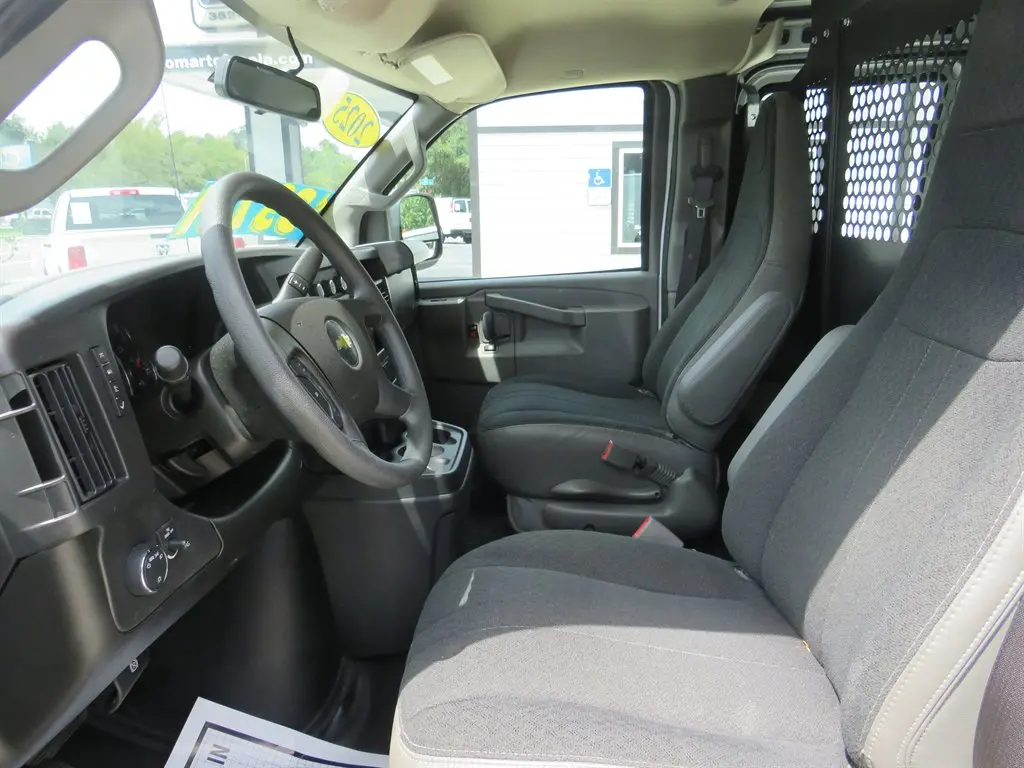 2025 Chevrolet Express Work Van HD 2500 photo 4