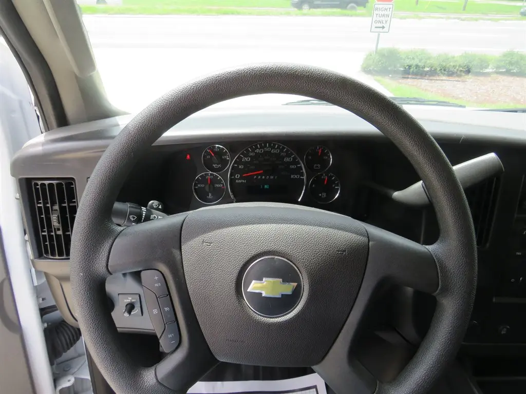 2025 Chevrolet Express Work Van HD 2500 photo 5