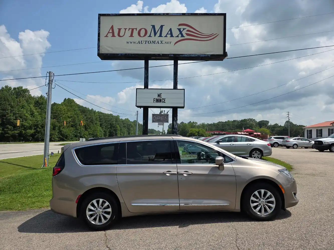 2017 Chrysler Pacifica Touring-L's photo
