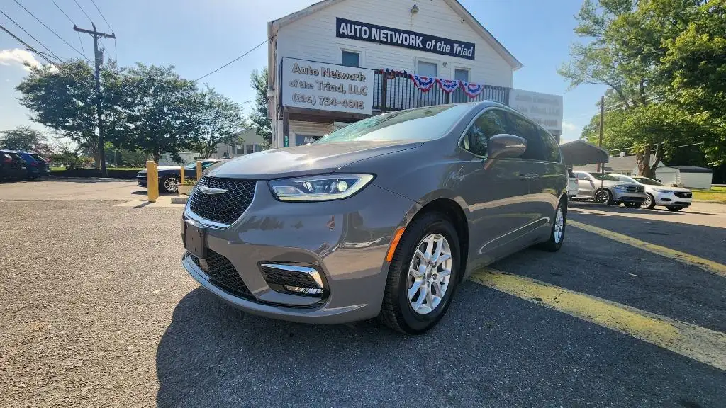 2022 Chrysler Pacifica Touring L's photo