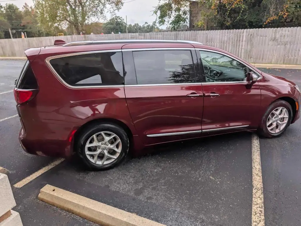 2020 Chrysler Pacifica Limited photo 3