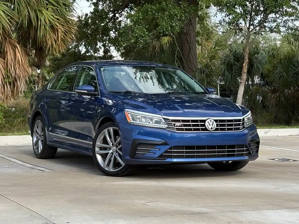 2017 Volkswagen Passat 1.8T R-Line w/ Comfort Pkg. Auto's photo