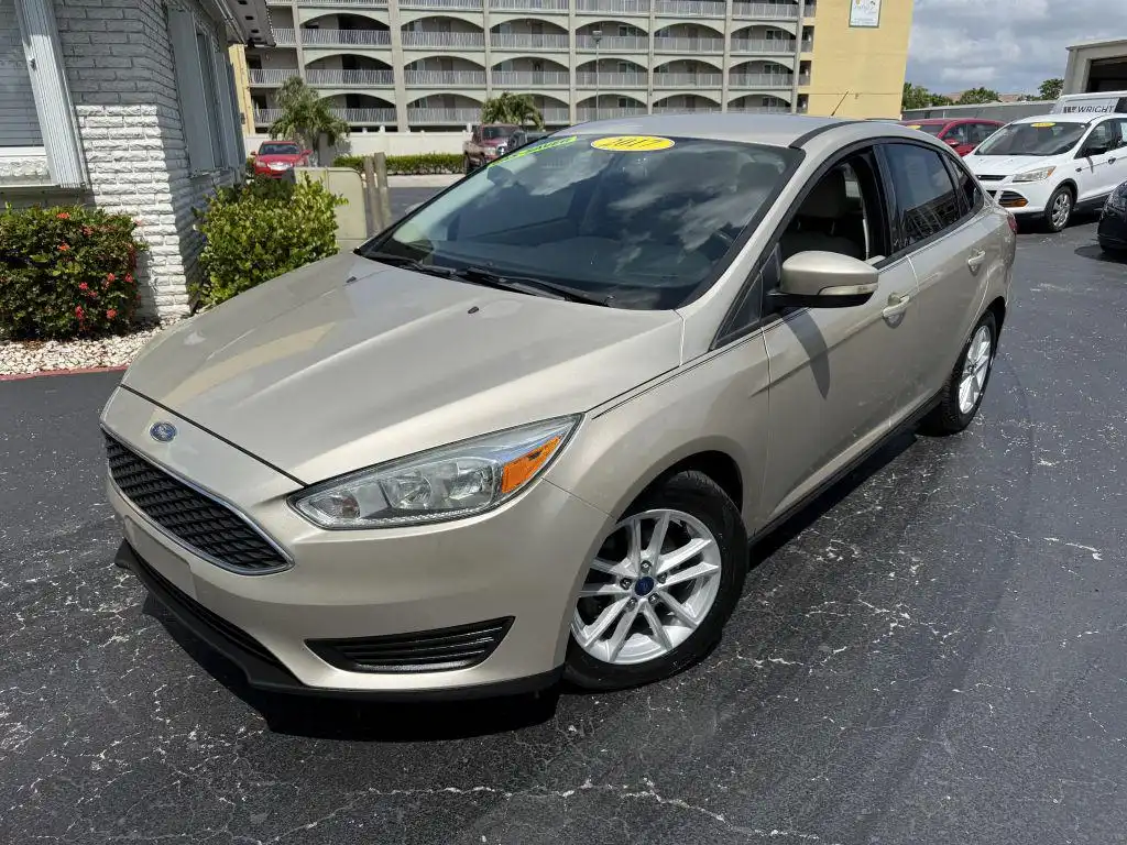 2017 Ford Focus Sedan SE's photo