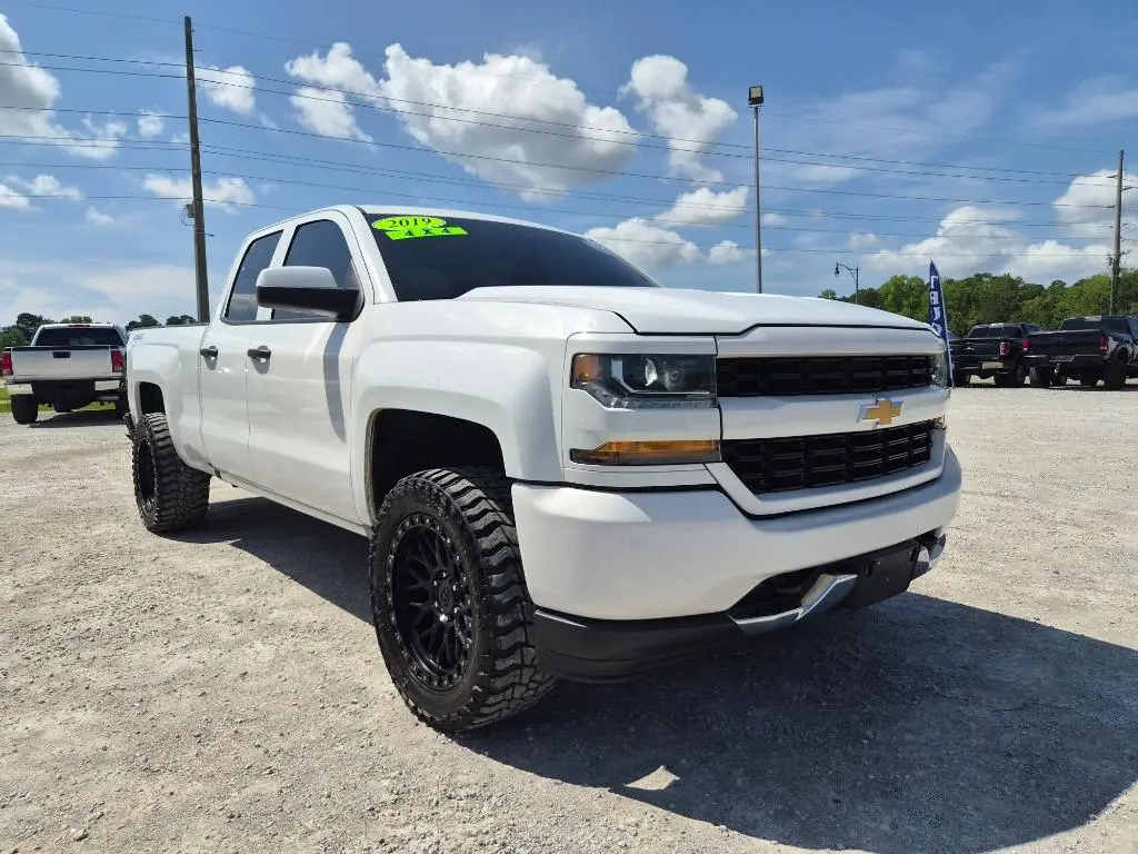 2019 Chevrolet Silverado 1500 Custom 4WD Double Cab Standard Box photo 3