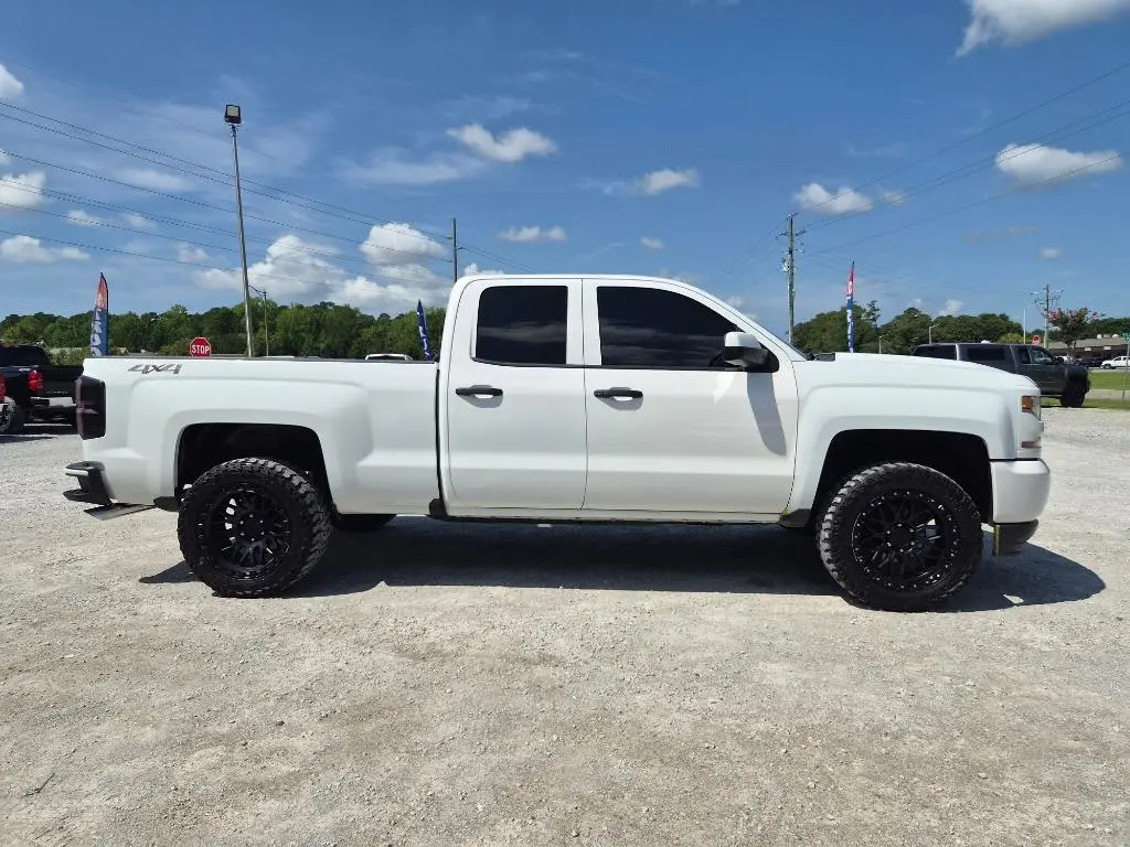 2019 Chevrolet Silverado 1500 Custom 4WD Double Cab Standard Box photo 4