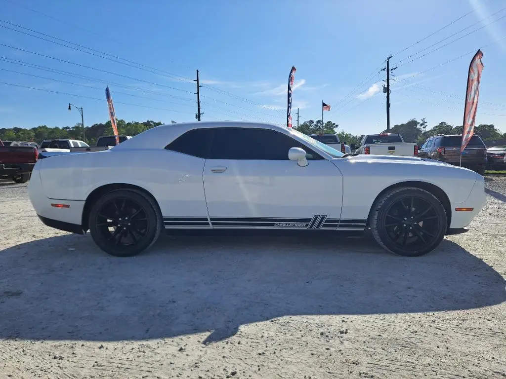 2016 Dodge Challenger SXT Plus photo 4