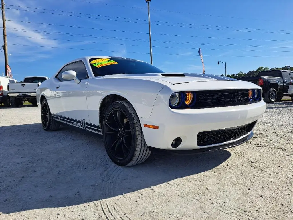 2016 Dodge Challenger SXT Plus photo 3