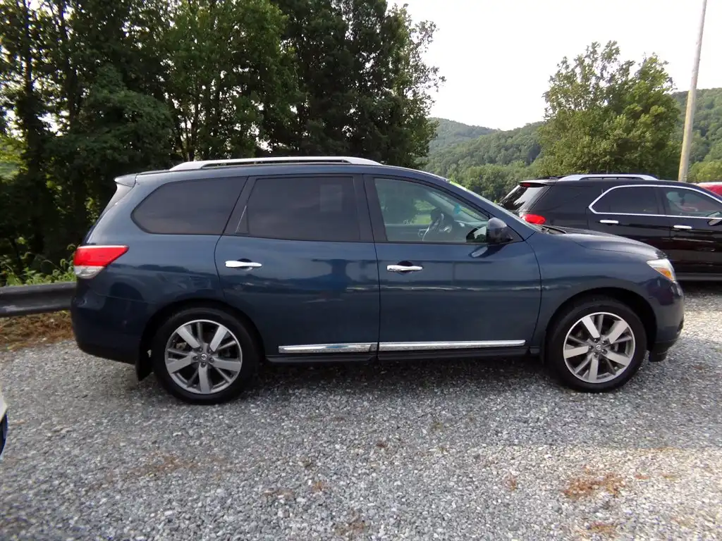 2013 Nissan Pathfinder Platinum 4WD's photo