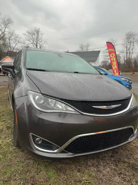 2017 Chrysler Pacifica Touring-L's photo
