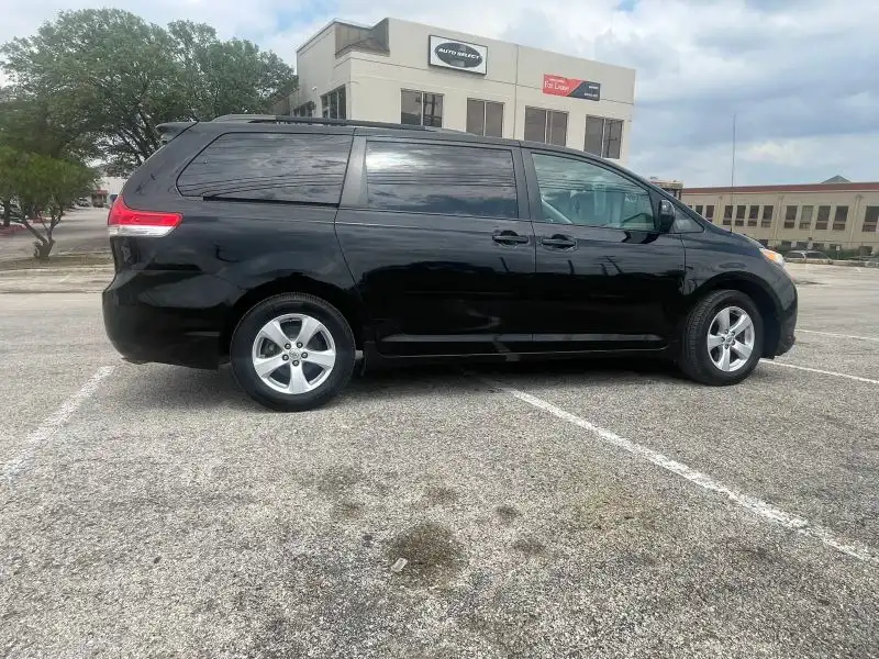 2012 Toyota Sienna LE V6 8-Passenger's photo