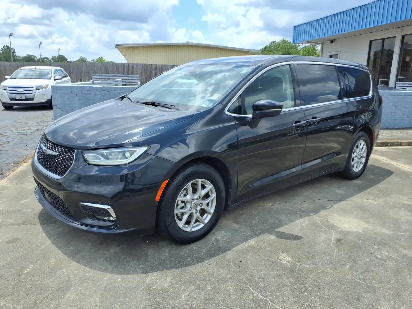 2023 Chrysler Pacifica Touring L's photo