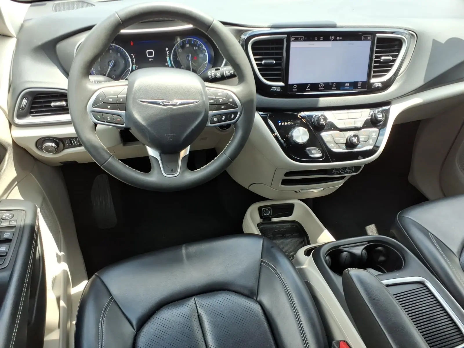 2023 Chrysler Pacifica Touring L photo 3