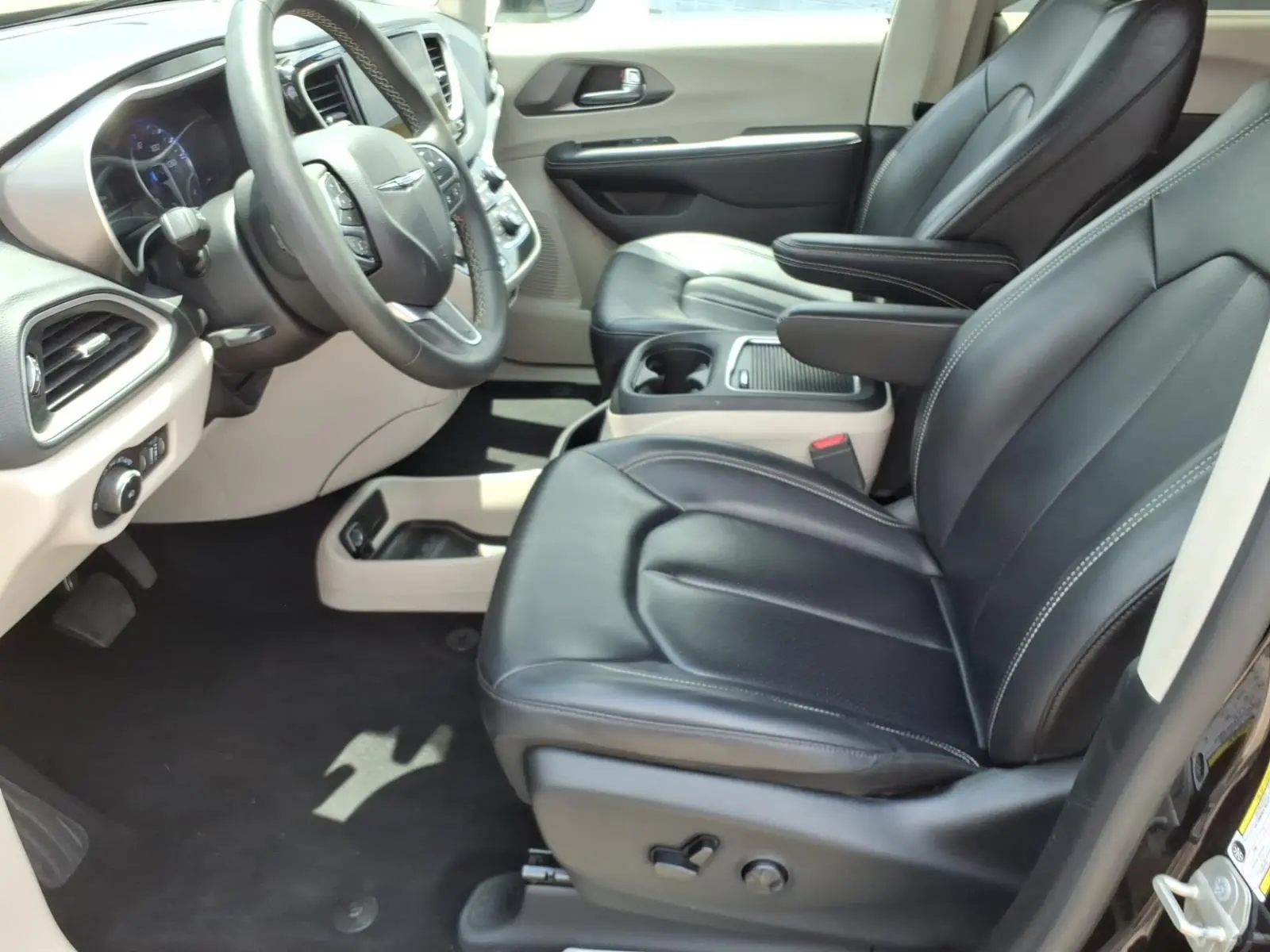 2023 Chrysler Pacifica Touring L photo 5