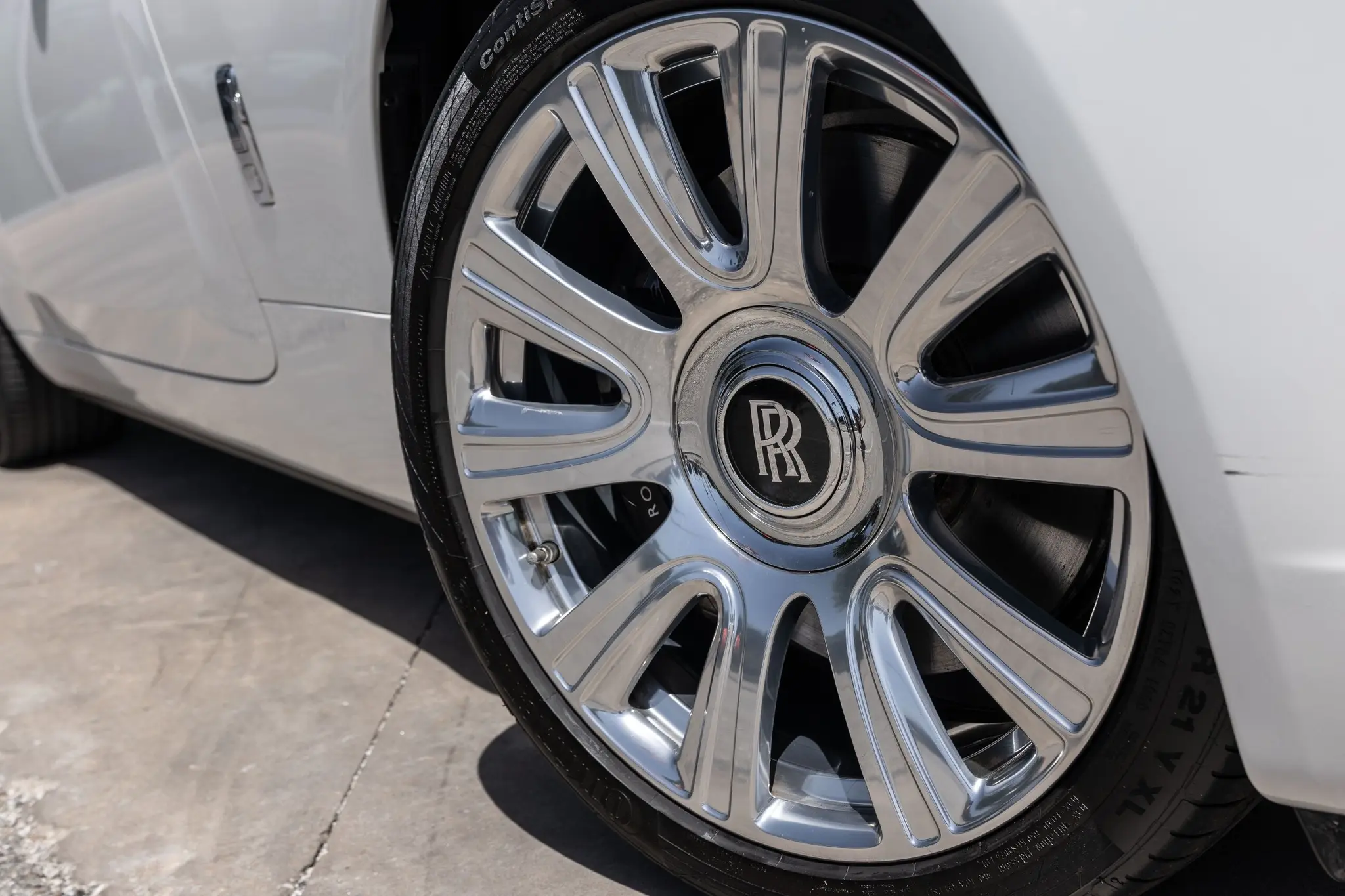 2017 Rolls-Royce Dawn Base photo 3