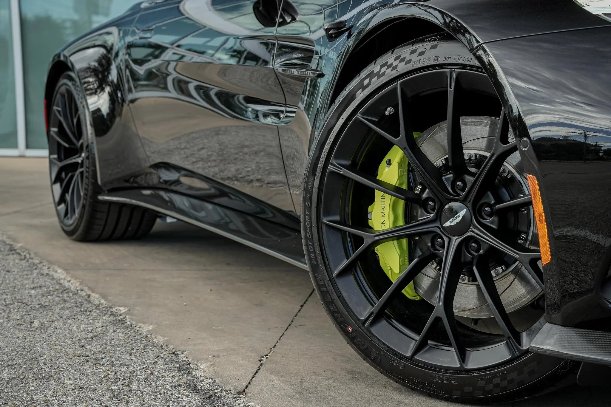 2026 Aston Martin Vantage undefined photo 3