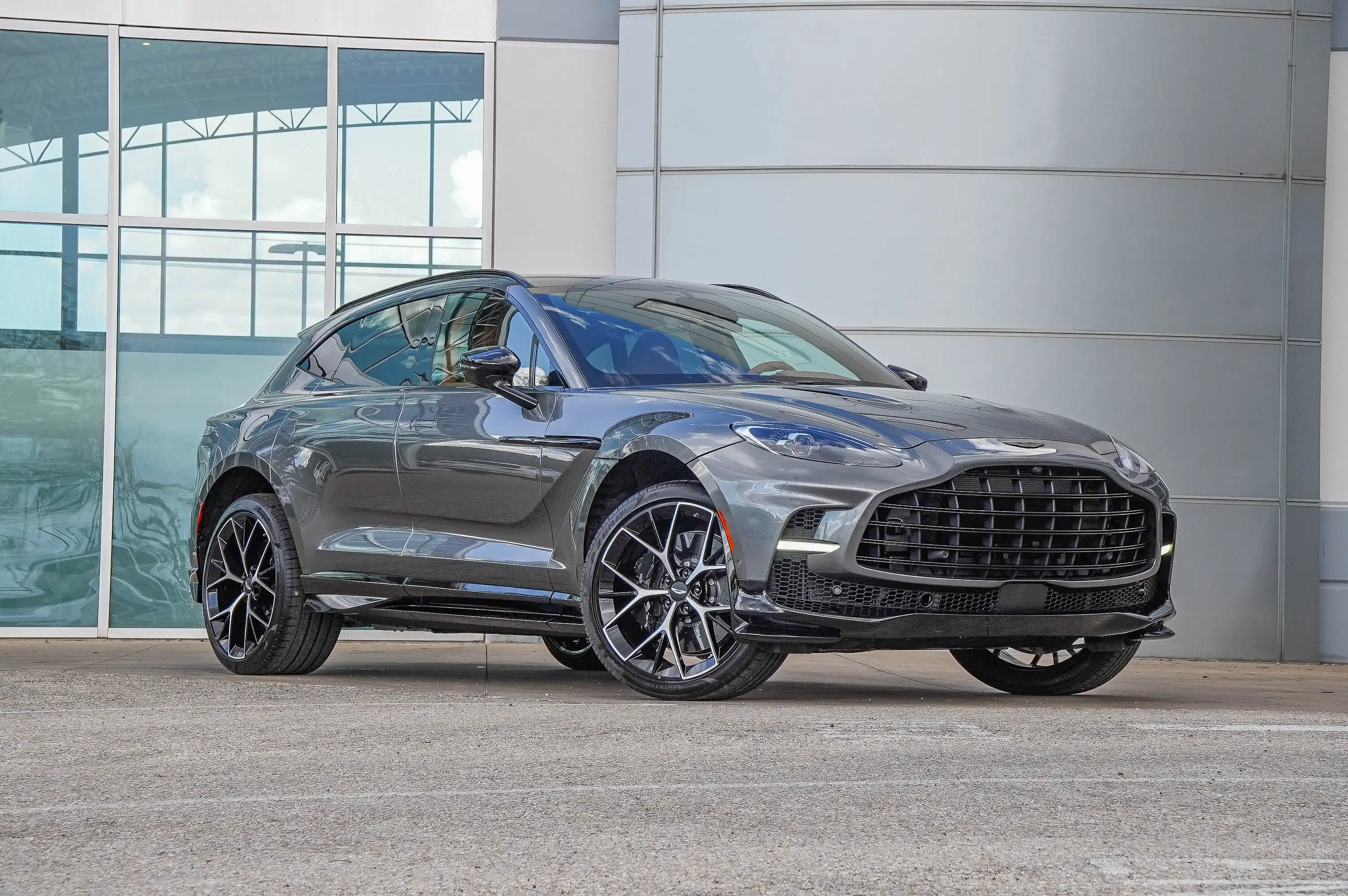 2026 Aston Martin DBX 4.0 V8 707 AWD's photo