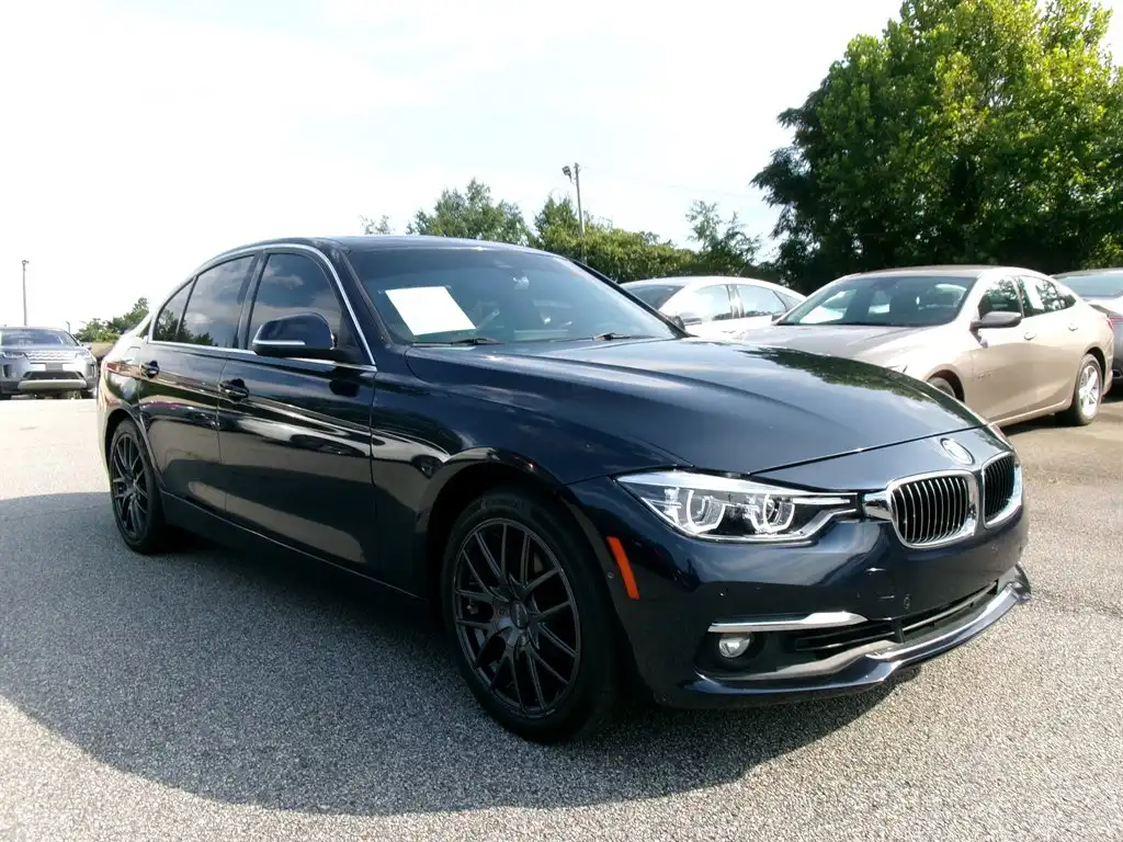 2017 BMW 3 Series 330i Sedan's photo