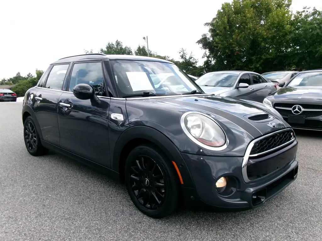 2018 MINI Cooper S 4 Door's photo