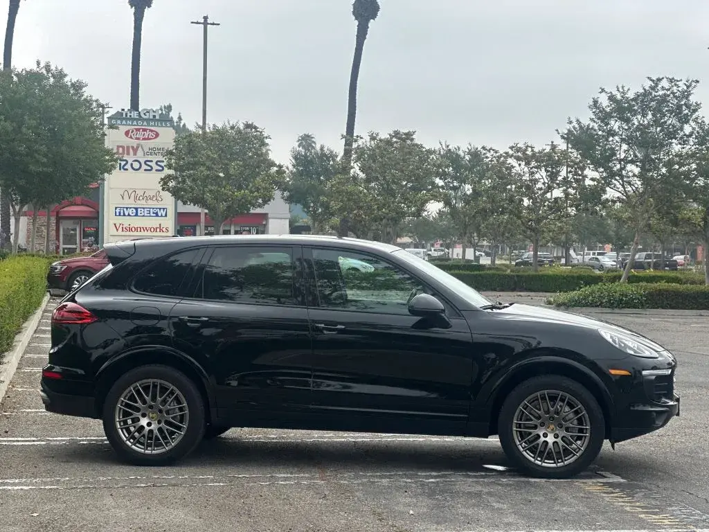 2017 Porsche Cayenne Platinum Edition photo 4