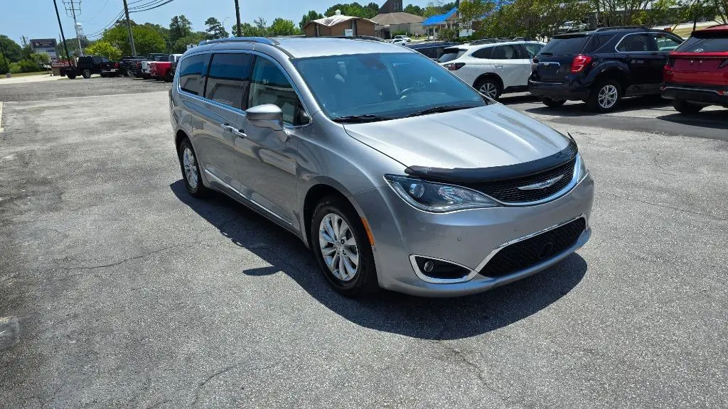 2018 Chrysler Pacifica Touring L Plus photo 3