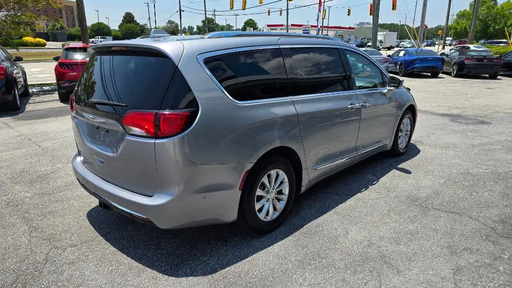 2018 Chrysler Pacifica Touring L Plus photo 4