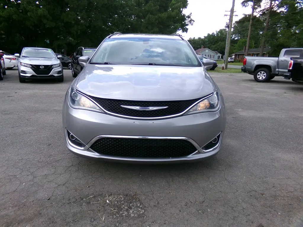 2017 Chrysler Pacifica Touring L photo 4