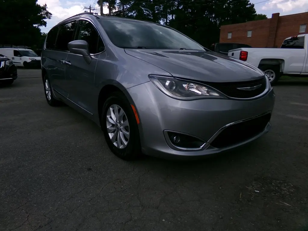 2017 Chrysler Pacifica Touring L photo 5