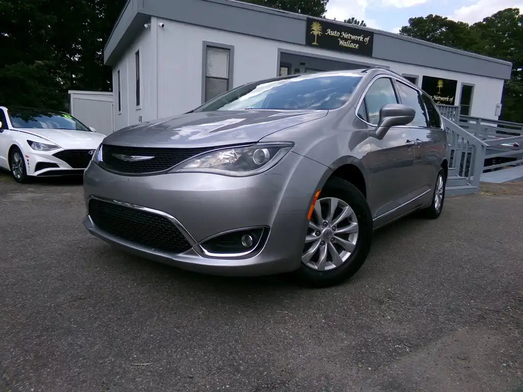 2017 Chrysler Pacifica Touring-L's photo