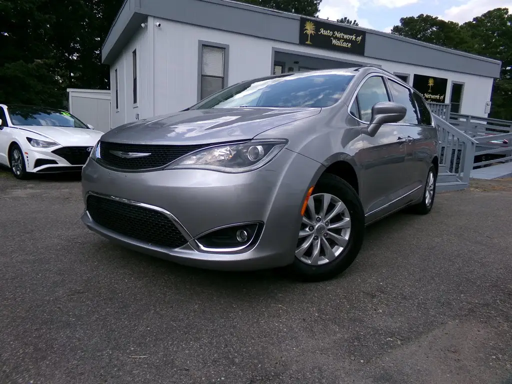 2017 Chrysler Pacifica Touring L photo 1