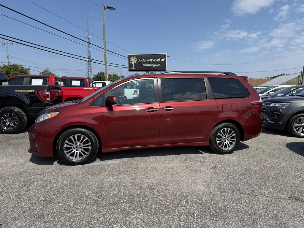 2019 Toyota Sienna XLE V6 8-Passenger's photo