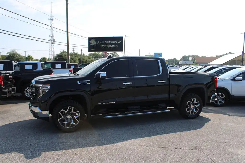 2022 GMC Sierra 4WD Crew Cab Short Box SLT's photo