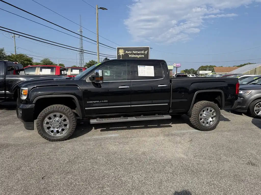 2019 GMC Sierra Denali 4WD Crew Cab Standard Box's photo