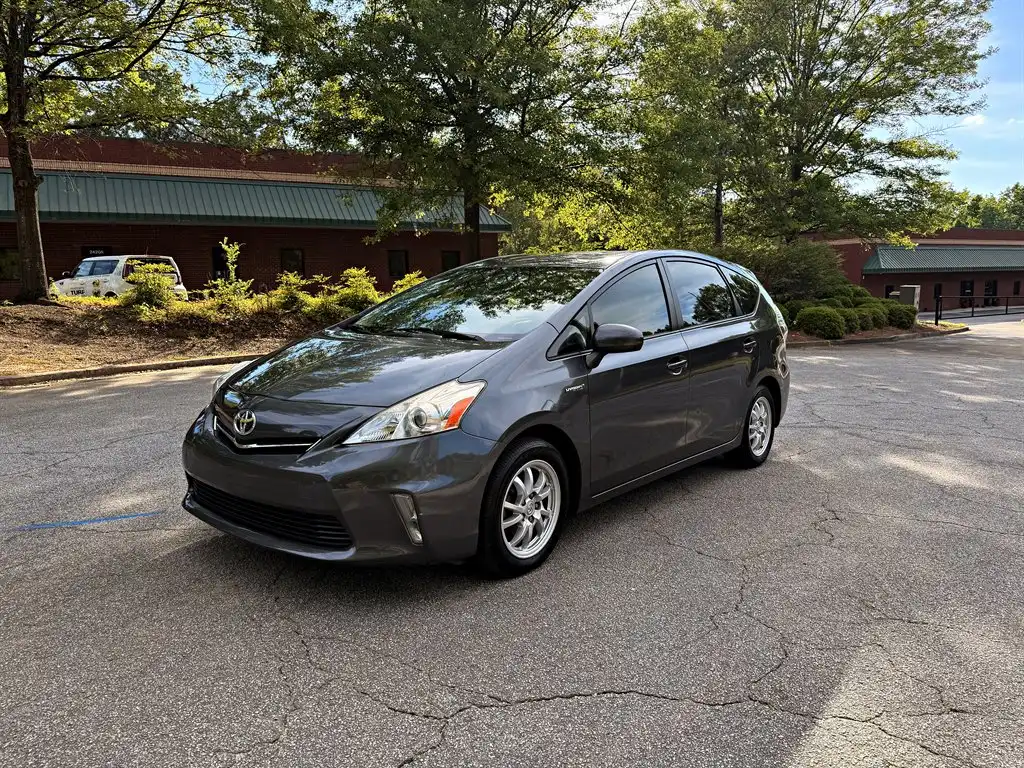 2014 Toyota Prius v Three's photo