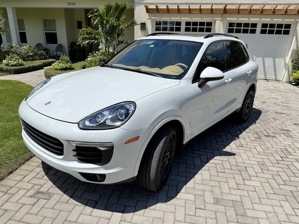 2017 Porsche Cayenne Platinum Edition photo 3