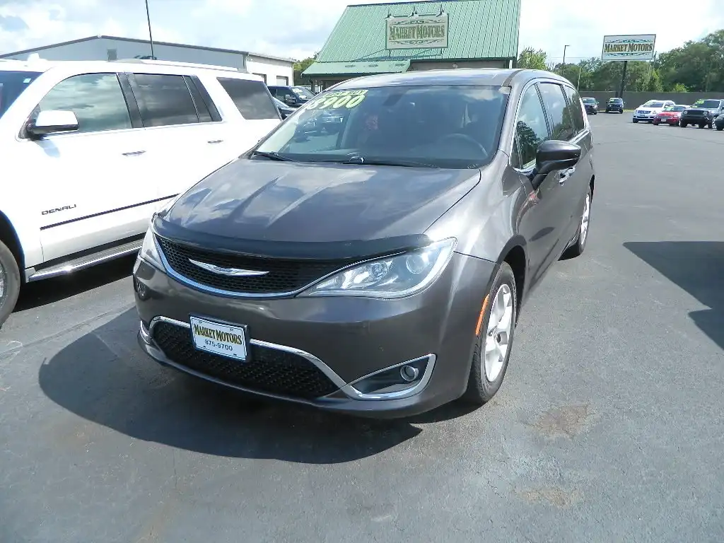 2018 Chrysler Pacifica Touring Plus's photo