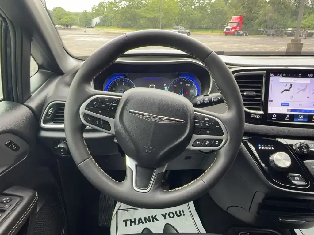 2025 Chrysler Pacifica Select's photo